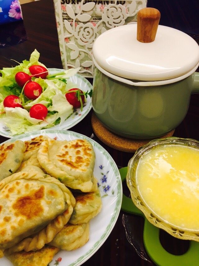 韭菜盒子,配上玉米粥,清淡美味
