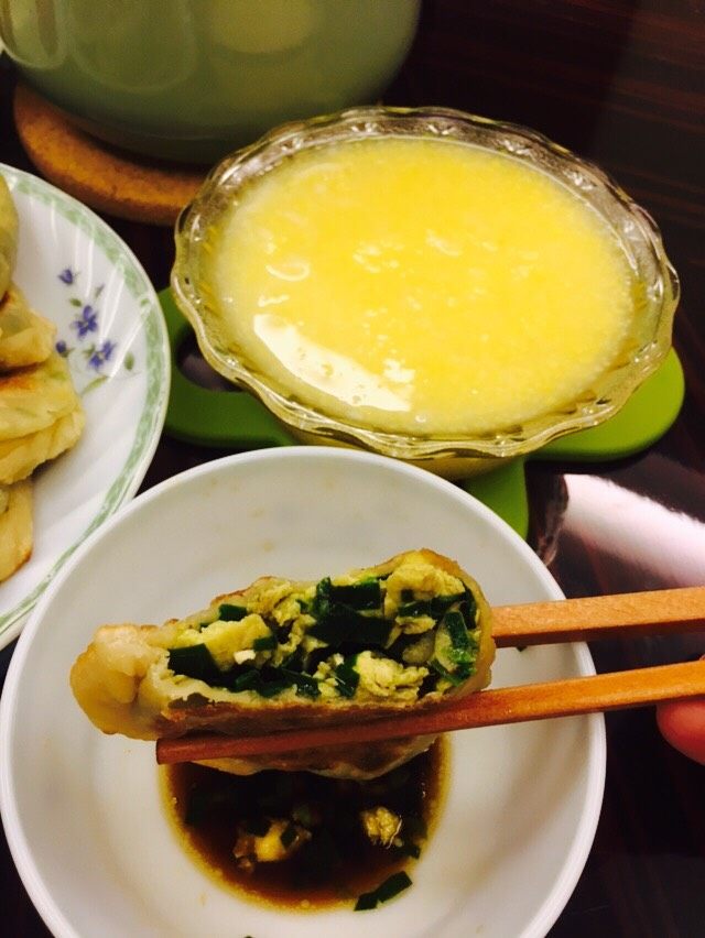 韭菜盒子,别忘了蘸点醋,更香哦
