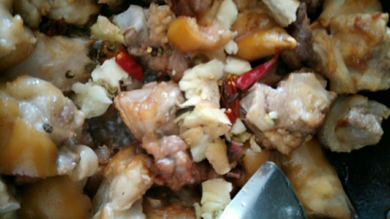 豆子烧猪蹄,冰糖炒化后,倒入猪蹄,翻炒上色,上色后加入干辣椒,花椒,生姜蒜,<a style='color:red;display:inline-block;' href='/shicai/ 788'>生抽</a>