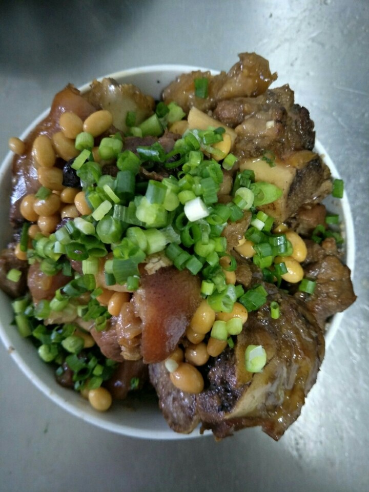 豆子烧猪蹄,最后收汁,起锅,撒上小葱