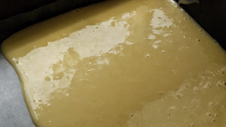 简单免打发的 桃花香草裸蛋糕,倒入面糊,160℃烤10分钟