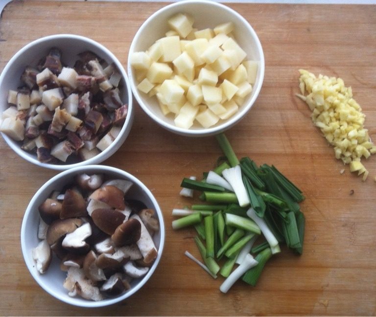 腊肉香菇土豆煲饭,将<a style='color:red;display:inline-block;' href='/shicai/ 56657'>老腊肉</a>煮熟与其他食材切成丁块