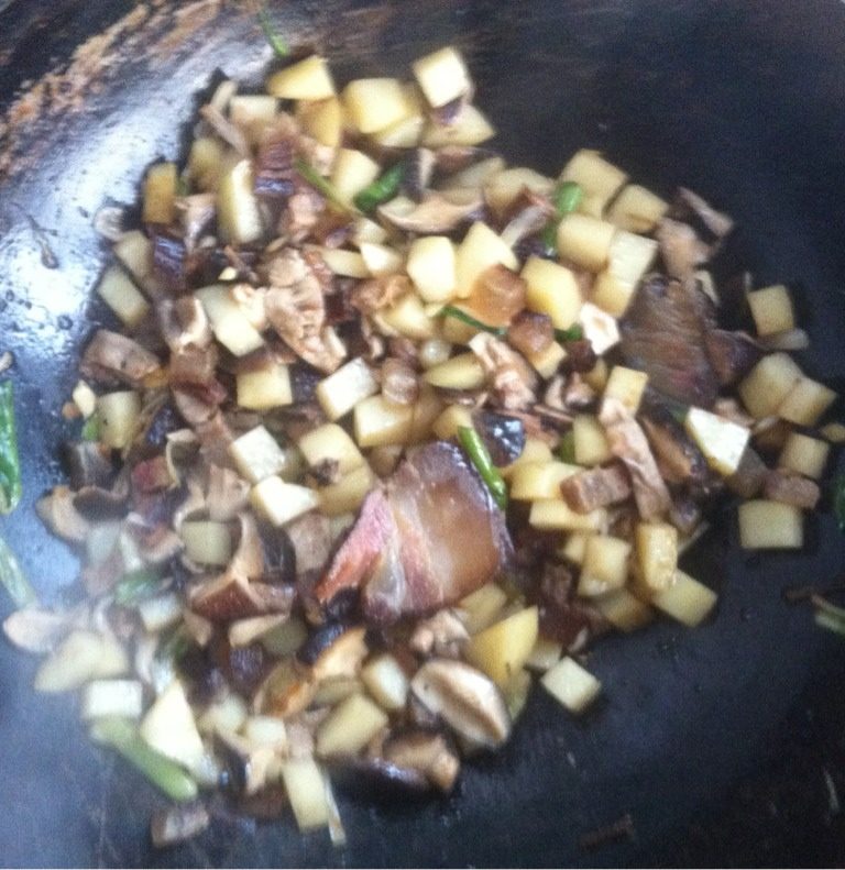 腊肉香菇土豆煲饭,将<a style='color:red;display:inline-block;' href='/shicai/ 230'>香菇</a>过水，与腊肉，<a style='color:red;display:inline-block;' href='/shicai/ 23'>土豆</a>，<a style='color:red;display:inline-block;' href='/shicai/ 3348'>青蒜</a>，<a style='color:red;display:inline-block;' href='/shicai/ 37'>姜</a>爆炒去水气，将腊肉中肥油耗出。
