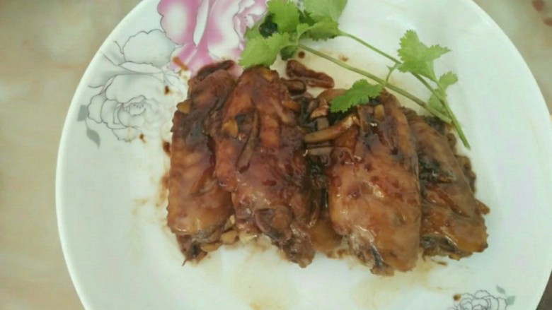 可乐鸡翅,待鸡中翅收汁上色即可；最后放点香菜或者西兰花点缀就美美的啦😊