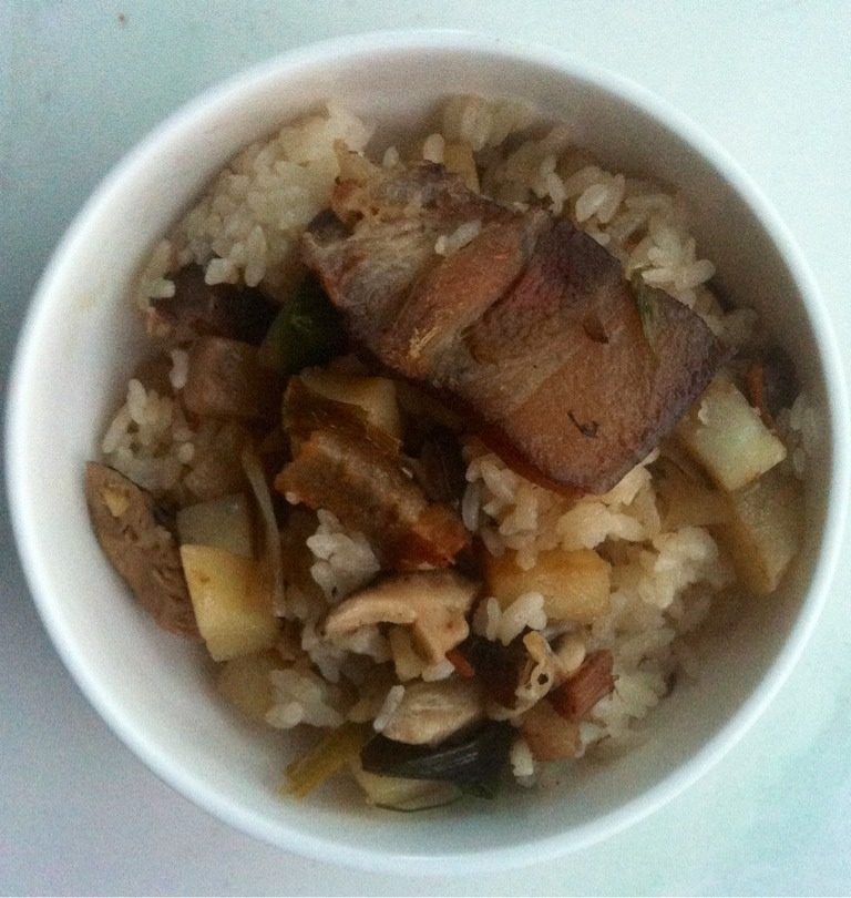腊肉香菇土豆煲饭,米饭煮好后倒入<a style='color:red;display:inline-block;' href='/shicai/ 692'>酱油</a>，<a style='color:red;display:inline-block;' href='/shicai/ 847'>香油</a>调口味