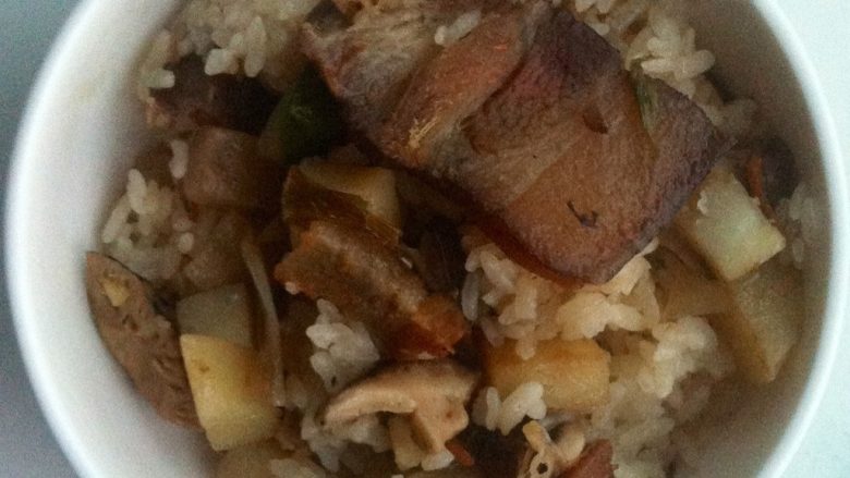 腊肉香菇土豆煲饭
