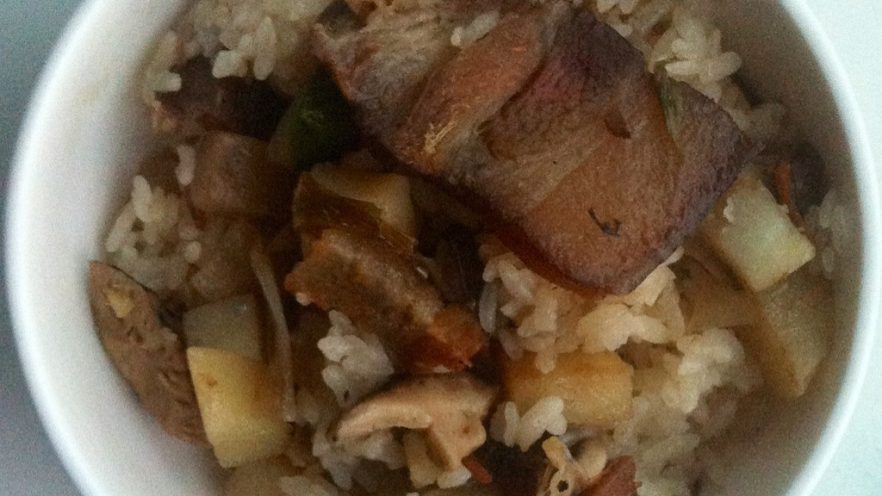 腊肉香菇土豆煲饭