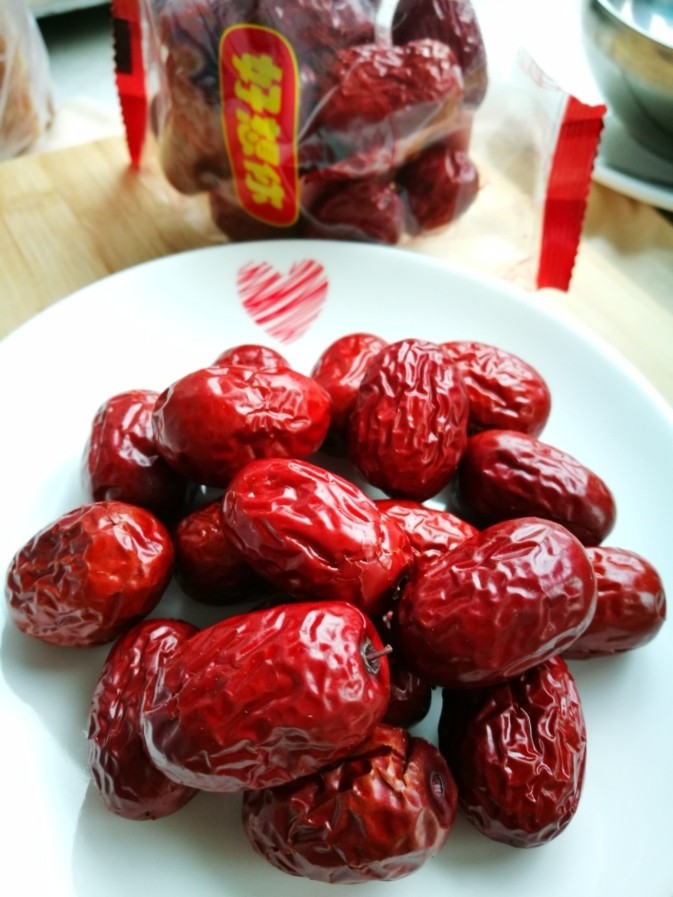 红糖姜枣膏,<a style='color:red;display:inline-block;' href='/shicai/ 2470'>红枣</a>一般留着打泥,一半切瓣
