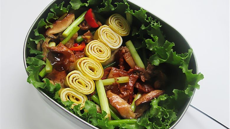 猫鱼便当,将生菜先铺在下层,然后铺上一层家常菜
鸡蛋卷隔开