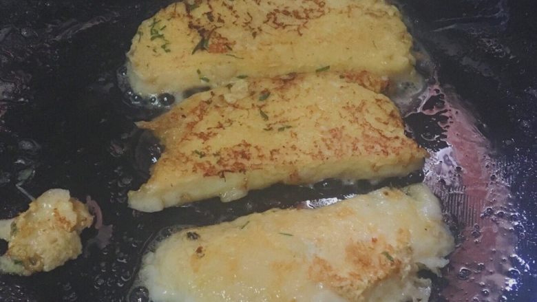 奶香薄荷馒头片,一片一片放入油锅煎~