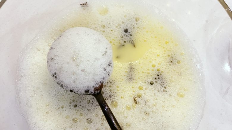 宝宝辅食：茶碗蒸-12M+ ,准备好所有食材，把<a style='color:red;display:inline-block;' href='/shicai/ 9'>鸡蛋</a>、<a style='color:red;display:inline-block;' href='/shicai/ 273'>紫菜</a>、清水和盐一起放入大碗中，用手动打蛋器或筷子搅拌均匀，搅打充分一点哈，表面会出现很多浮沫，用勺子撇干净。