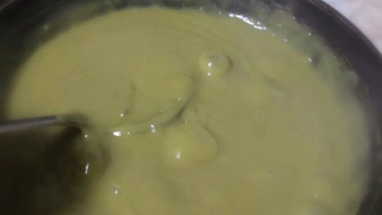 大同特色小吃苦荞粉,搅拌过程中觉得稠可以陆续加入另一个盆中的开水搅拌,