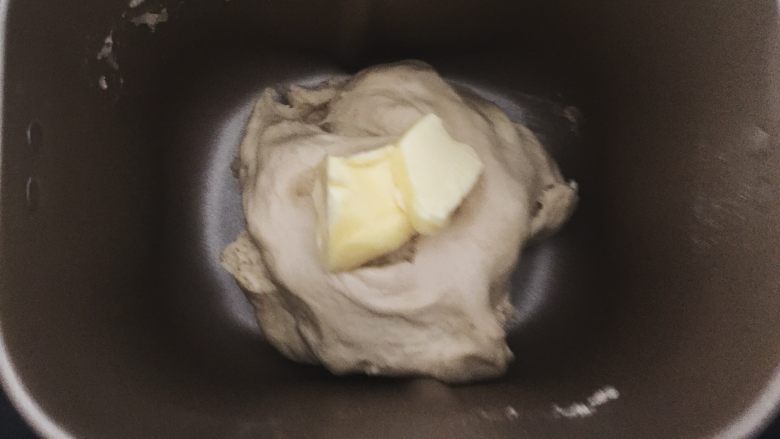 面包超人小餐包,等揉的有厚膜时,加入软化的黄油继续启动揉面程序。直至揉到有手套膜出现,才可开启发酵程序。