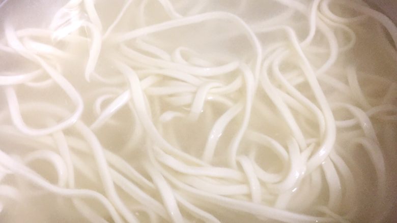 打卤面,水开煮面条,煮面条的水一定要多些