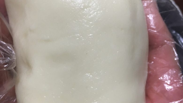全麦麻薯软欧包,稍冷却后再揉捏几下,成为有光泽的麻薯,备用