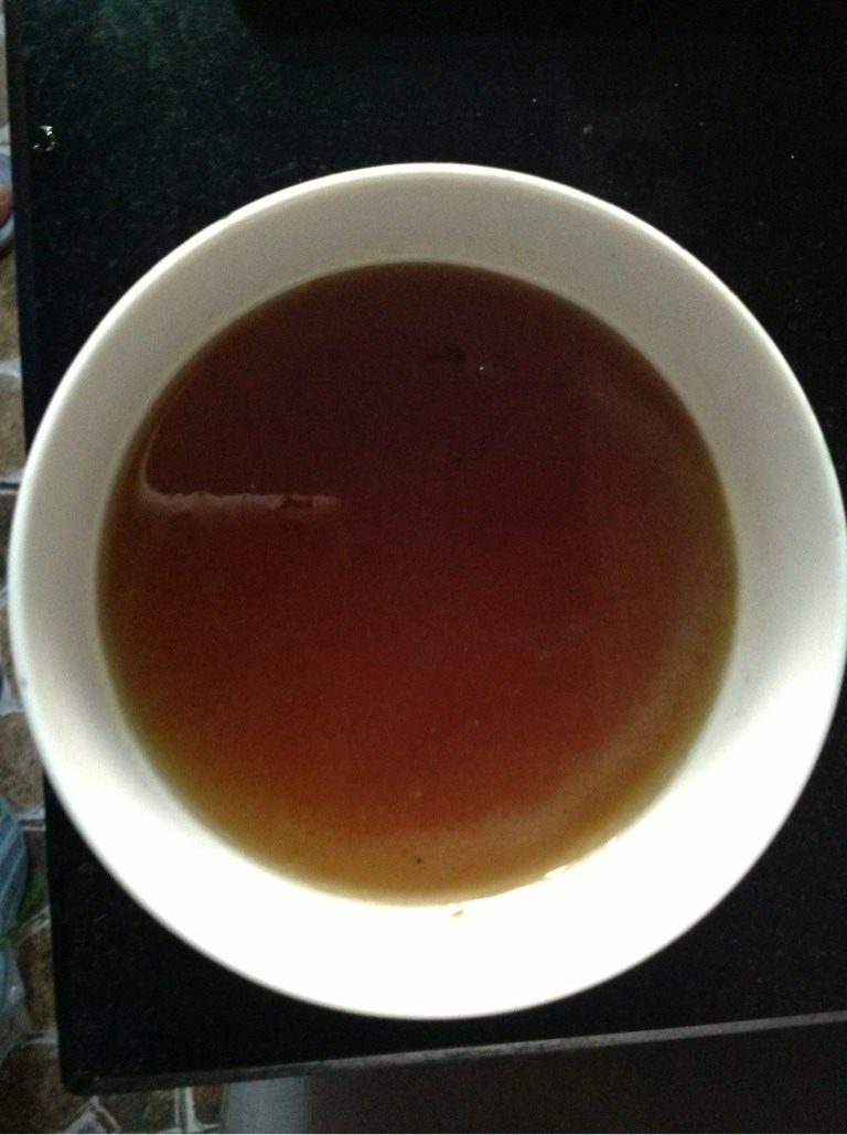 葱烧海参,放少许葱油到冷锅里,放白糖炒糖色,炒好烹入料酒,酱油,加入制好的姜葱水烧开再放<a style='color:red;display:inline-block;' href='/shicai/ 271'>海参</a>