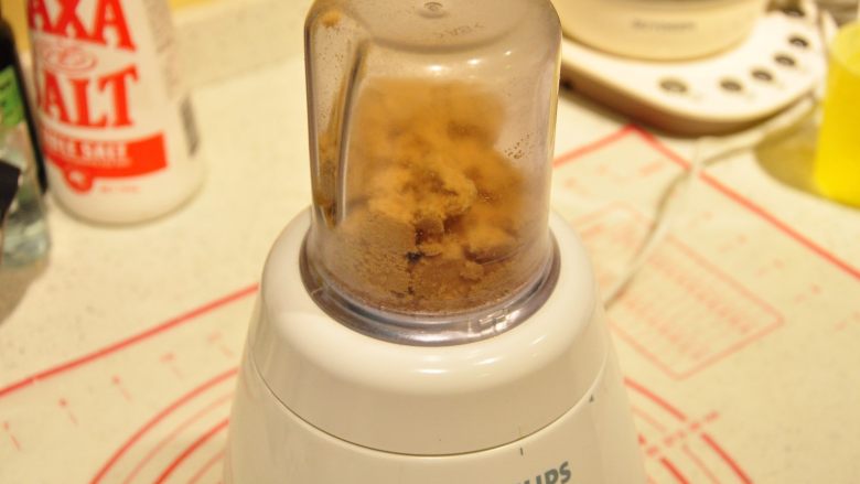 缤纷水果塔,放入料理机研磨成粉(或装入保鲜袋用擀面杖压碎,越细越好)。