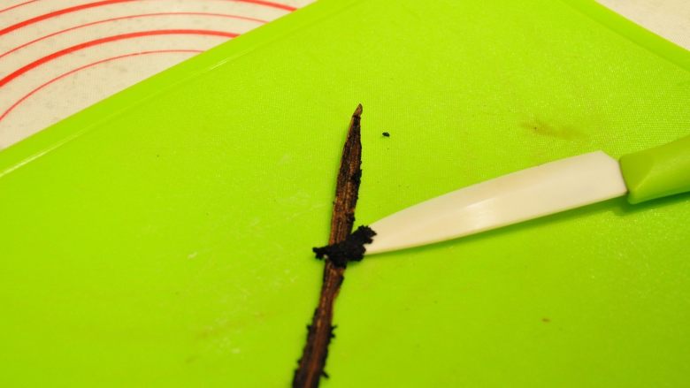 缤纷水果塔,香草豆荚取1/2根,刮下香草籽放入奶锅中。