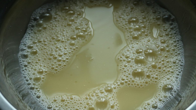 ≈米粉面包≈大米和面粉擦出的火花,把鸡蛋液，<a style='color:red;display:inline-block;' href='/shicai/ 156925'>水</a>，细砂糖，<a style='color:red;display:inline-block;' href='/shicai/ 731'>酵母</a>，盐倒入容器内，搅拌均匀（<a style='color:red;display:inline-block;' href='/shicai/ 156925'>水</a>的用量要根据面粉的吸<a style='color:red;display:inline-block;' href='/shicai/ 156925'>水</a>性调整，所以可以先预留5-10g的<a style='color:red;display:inline-block;' href='/shicai/ 156925'>水</a>不加，揉的过程中在按需加入）