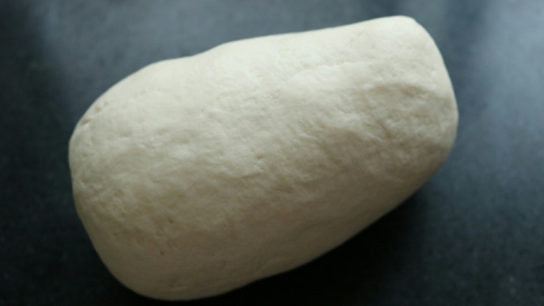 ≈米粉面包≈大米和面粉擦出的火花,像洗衣服一样，把面团推出去再收回来，如此反复揉大概15分钟，成光滑的面团