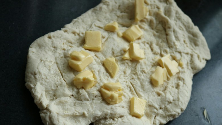 ≈米粉面包≈大米和面粉擦出的火花,接着加入室温软化好的<a style='color:red;display:inline-block;' href='/shicai/ 887'>黄油</a>