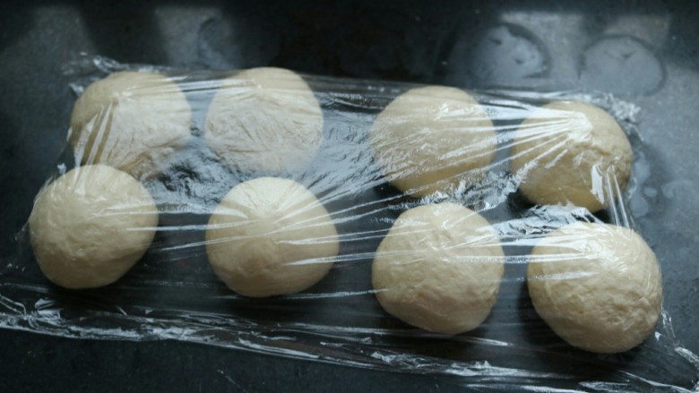 ≈米粉面包≈大米和面粉擦出的火花,把面团取出排气，平均分成8分钟，盖上保鲜膜静置10分钟