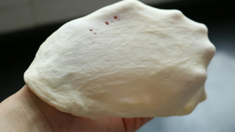 ≈米粉面包≈大米和面粉擦出的火花,继续揉，摔打面团揉到可以拉出大片半透明膜的扩展阶段就可以了（因为面团中有粘米粉，所以和平时纯面粉还是有些区别，不太容易揉出膜，大家要有点耐心，不过加入黄油之后的面团手感很好玩，相信大家会忍不住多揉一揉它的，哈哈）