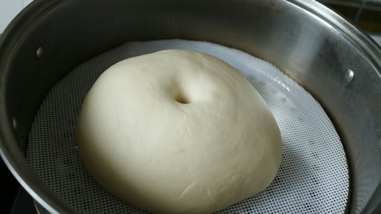 ≈米粉面包≈大米和面粉擦出的火花,发酵至两倍大，用手指粘面粉插进去，面团不回缩，不塌陷就表示发酵好了