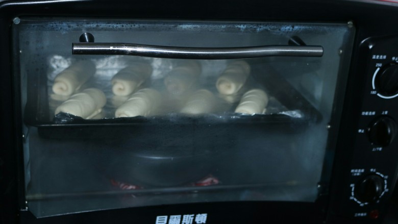≈米粉面包≈大米和面粉擦出的火花,放入烤箱中，进行二次发酵，烤箱里放一盘热水