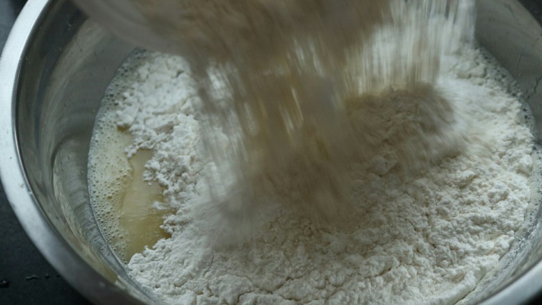 ≈米粉面包≈大米和面粉擦出的火花,倒入刚才的液体中