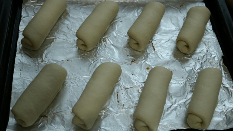 ≈米粉面包≈大米和面粉擦出的火花,都卷好后把它们放入烤盘