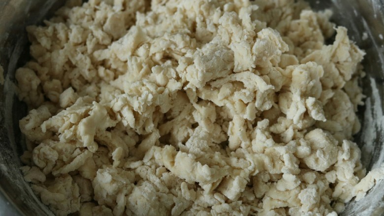 ≈米粉面包≈大米和面粉擦出的火花,搅拌成絮状，移至案板上和面