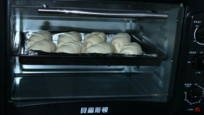 ≈米粉面包≈大米和面粉擦出的火花,接着把烤盘放入预热好的烤箱180度18分钟左右即可