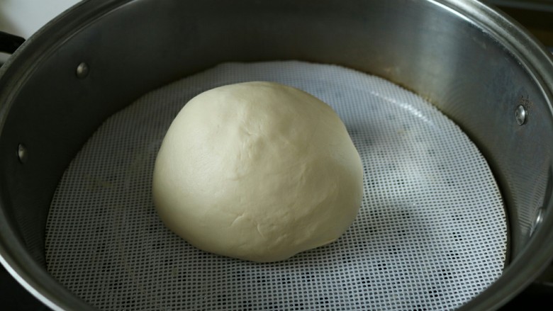 ≈米粉面包≈大米和面粉擦出的火花,把揉好的面团收圆，放入密闭的空间中发酵40-45分钟