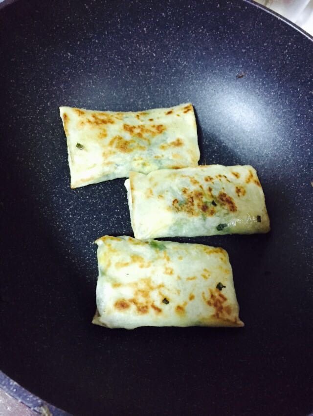 韭菜盒子,锅中放油,烧热,放进韭菜盒子,慢火煎至两面金黄即可,上锅前再开大火,把里面的油逼出来。动作要快哦,要不然会把韭菜盒子烧黑的哦!
