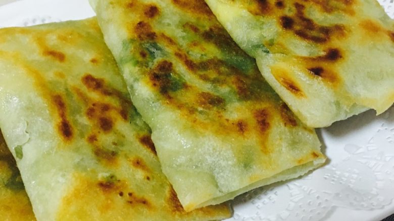 韭菜盒子,上锅了,香香脆脆的韭菜盒子就完成了。