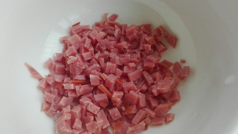 火腿玉子烧,<a style='color:red;display:inline-block;' href='/shicai/ 438'>火腿</a>切成细小肉丁