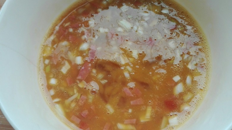 火腿玉子烧,最后再放入少许<a style='color:red;display:inline-block;' href='/shicai/ 219'>牛奶</a>，搅拌均匀