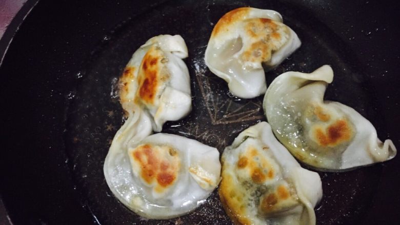 抱蛋煎饺,翻个面,把另一面也煎的金灿灿的~