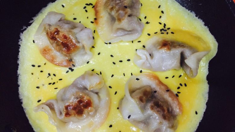 抱蛋煎饺,撒点芝麻装饰一下,也可以撒葱花、撒孜然或者什么都不撒,按喜好来就行