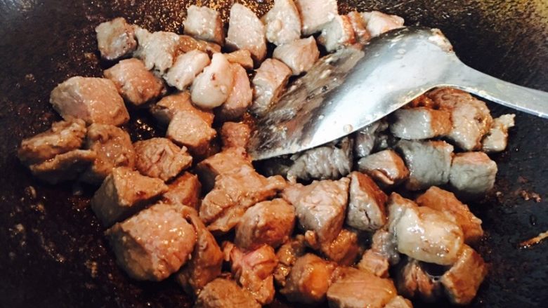 洋葱炒黑胡椒牛肉粒,断生后(看不到血丝),准备加佐料。
