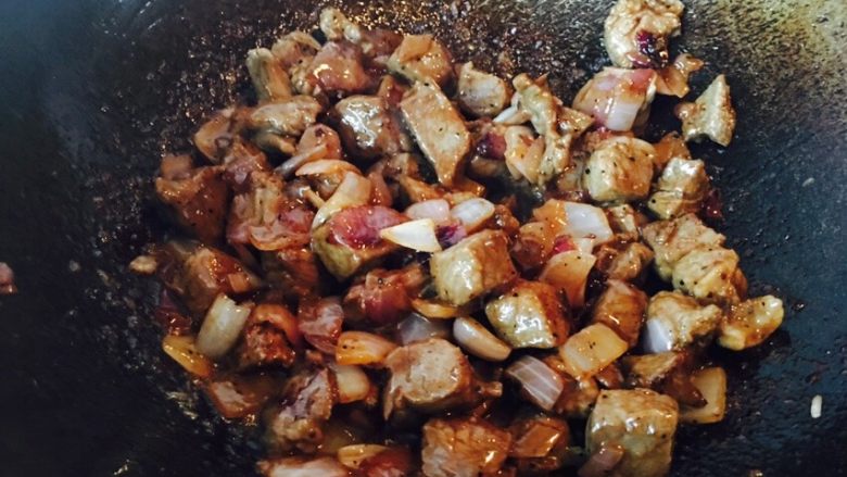 洋葱炒黑胡椒牛肉粒,翻炒一会,出锅装盘即可。