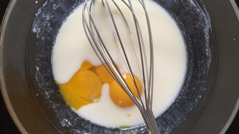 肉松小贝,将鸡蛋蛋清蛋白分离
敲黑板!!
强调过很多次,千万不要让蛋清沾上蛋黄啊~
不然不能打发
蛋黄沾点蛋清倒没关系
还有
盛蛋清的盆一定要无水无油