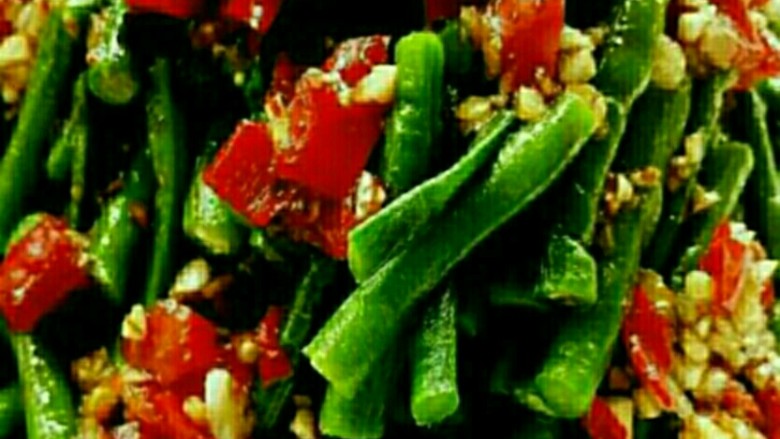 凉拌豇豆角,1.选择鲜嫩的<a style='color:red;display:inline-block;' href='/shicai/ 5628'>豇豆角</a> 掐去头尾 洗净备用

2.新蒜一头 去除外皮洗净切成细碎的小粒

3.<a style='color:red;display:inline-block;' href='/shicai/ 814'>蒜蓉辣酱</a>备用

4.锅中做开水 加少许盐 食用油 将<a style='color:red;display:inline-block;' href='/shicai/ 5628'>豇豆角</a>焯熟 立即捞出冲凉

5.<a style='color:red;display:inline-block;' href='/shicai/ 5628'>豇豆角</a>切寸段

6.撒入蒜粒

7.淋入<a style='color:red;display:inline-block;' href='/shicai/ 814'>蒜蓉辣酱</a>

8.加少许<a style='color:red;display:inline-block;' href='/shicai/ 847'>香油</a>即可

