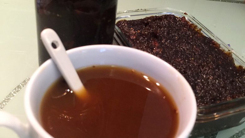 姜枣膏(面包机版),熬好以后迫不及待的先来一杯!不错呦。