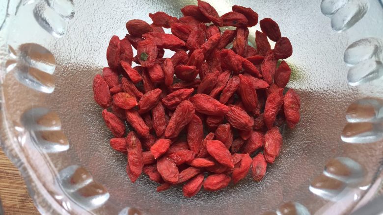 姜枣膏(面包机版),所有材料都搅打过之后,就可以把材料加上黑糖,一起放进面包机啦!启动果酱程序,一个多小时姜枣膏就完成了,比较方便。