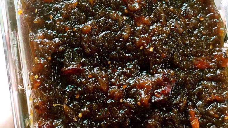 姜枣膏(面包机版),装在保鲜玻璃盒中,冷却后密封放入冰箱保存。