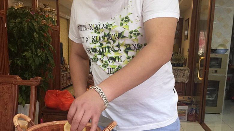 冰糖柠檬膏,将切好片的柠檬铺在沙锅底!(我家的是紫铜锅)