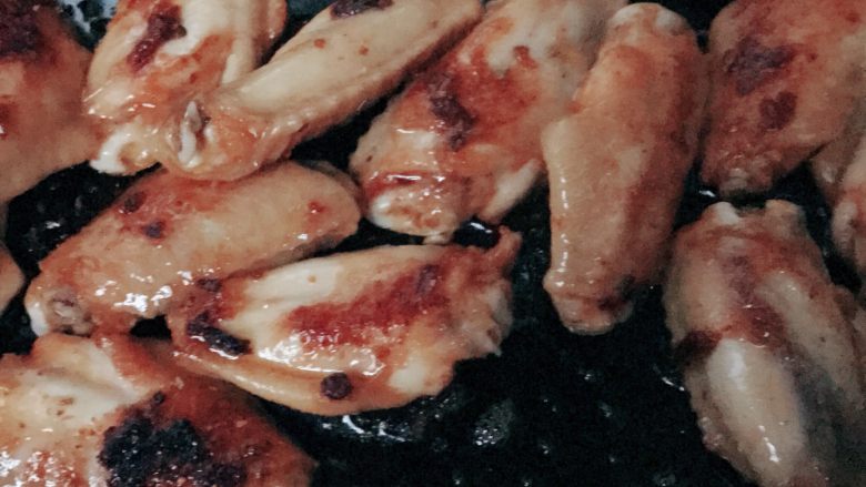 烤鸡翅,加少许盐调味如果想要烧烤的感觉还可以加少许孜然调味