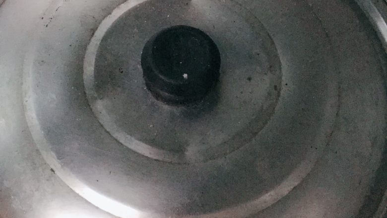烤鸡翅,锅底刷一层油将鸡翅鸡皮朝下码入小火盖锅盖煎制呈金黄色翻面继续煎至呈金黄色